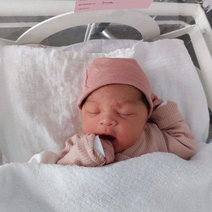 <p>Usai melahirkan, Gracia langsung membagikan potret cantik putrinya pada laman Instagram. Banyak netizen yang mendoakan dan memuji kecantikan Nova, nih. (Foto: Instagram: @graciaz14)</p>