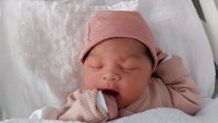 5 Potret Nova Anak Gracia Indri yang Baru Lahir, Netizen Puji Kecantikannya