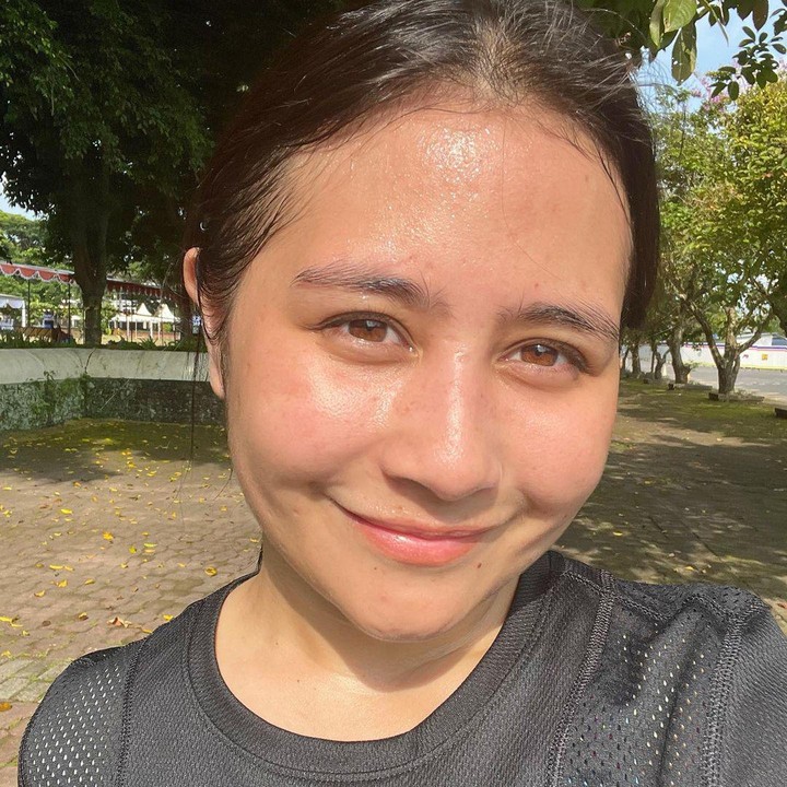 <p>Prilly Latuconsina saat ini sedang berada di Jogjakarta. Hal ini diketahui langsung dari beberapa potret yang ia bagikan di media sosialnya. Beberapa potretnya itu banyak menarik perhatian karena wajahnya yang tampak cantik meski tidak menggunakan <em>makeup.</em> (Foto: Instagram@prillylatuconsina96)</p>