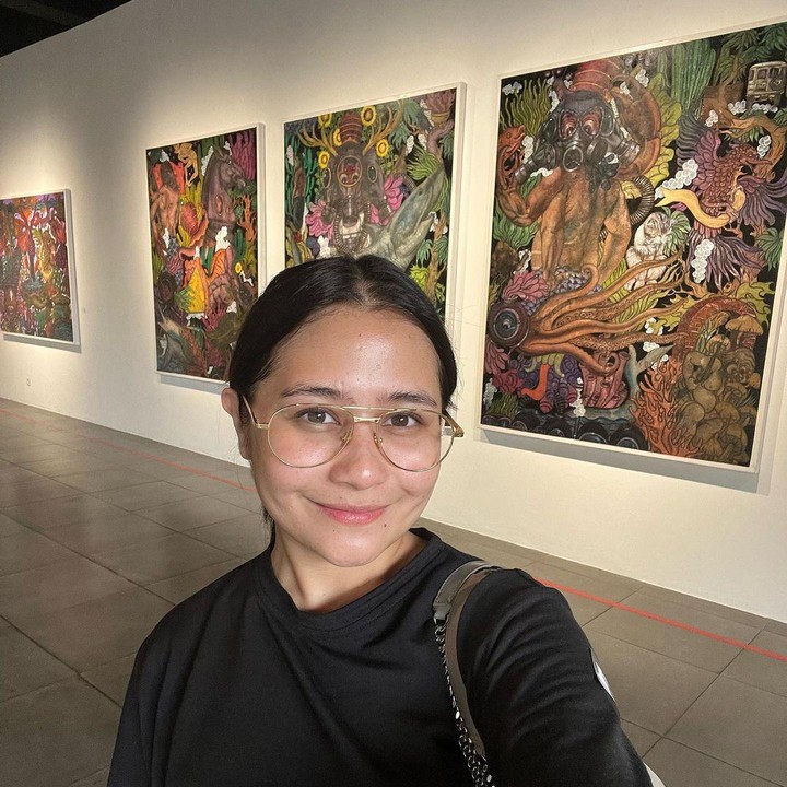 <p>Selain itu, aktris 26 tahun itu juga mengunjungi beberapa tempat di Jogja. Salah satunya adalah pameran. Dengan gaya sederhana dan wajah natural, tidak membuat warganet berpaling dari pesonanya. (Foto: Instagram@prillylatuconsina96)</p>