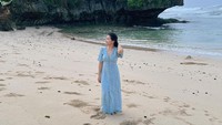 <p>Aktris sekaligus dosen yang satu ini kabarnya akan menetap dalam waktu yang cukup lama di Jogja karena sedang menjalani proyek film, Bunda. Ia juga menjadi dosen tamu di Universitas Gadjah Mada (UGM), lho. (Foto: Instagram@prillylatuconsina96)</p>