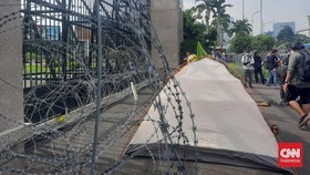 Protes RKUHP Disambut Kawat Berduri, Massa Pasang Tenda di Gedung DPR