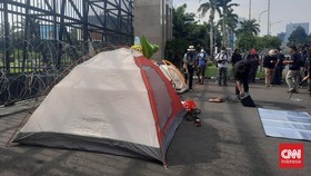 Koalisi Sipil Pasang Tenda di DPR, Bertahan Protes RKUHP hingga Malam