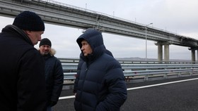 FOTO: Momen Putin Sidak Jembatan Crimea yang Rusak Gegara Ledakan