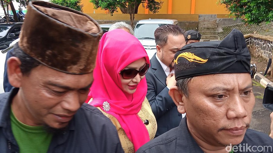 Roro Fitria Roro Fitria dikawal bodyguard.