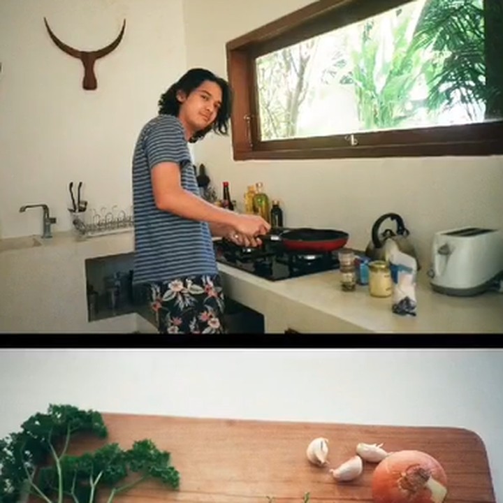 <p>Di waktu senggang, pasangan suami istri ini juga gemar menghabiskan waktu di rumah saja dengan memasak bersama. (Foto: Instagram @baskaramahendra)</p>