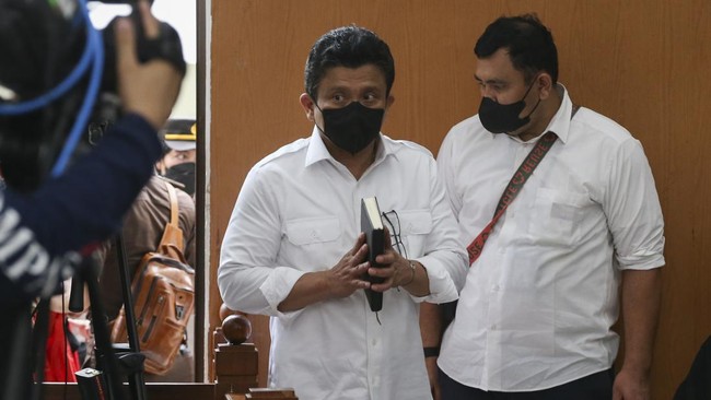 Lima terdakwa pembunuhan Brigadir J, Ferdy Sambo dkk, menjalani persidangan bersama sebagai terdakwa hari ini. Sementara Bharada E hadir terpisah secara online.