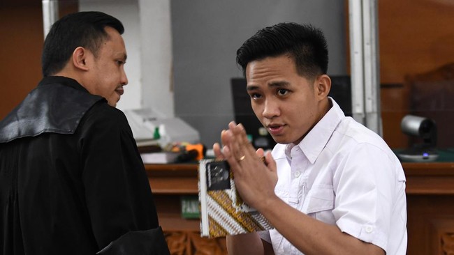 Richard Eliezer Pudihang Lumiu alias Bharada E menyebut Brigadir J sempat ingin membopong Putri Candrawathi saat di rumah Magelang, tapi ditepis oleh Putri.