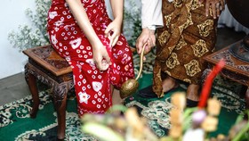 Kenapa Siraman Harus Pakai Kembang Tujuh Rupa?