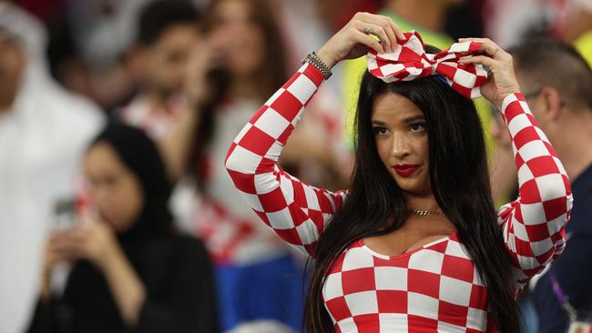 Mantan Miss Kroasia Ivana Knoll mengungkapkan alasannya selalu berpakaian terbuka saat menonton laga Piala Dunia 2022 Qatar adalah hal yang disengaja.