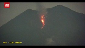 VIDEO: Gunung Semeru Kembali Keluarkan Guguran Lava Pijar