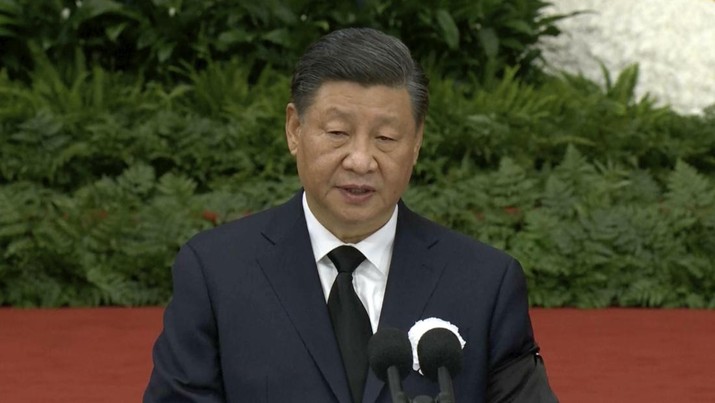 Dalam gambar yang diambil dari rekaman video yang dijalankan oleh CCTV China, Presiden China Xi Jinping berbicara selama peringatan resmi untuk mendiang mantan Presiden China Jiang Zemin di Aula Besar Rakyat di Beijing pada Selasa, 6 Desember 2022. (CCTV via AP)