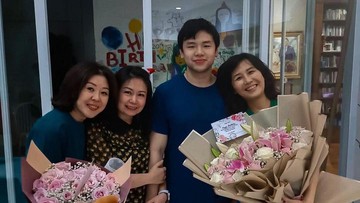 KEJUTAN NICHOLAS SEAN UNTUK SANG BUNDA DI HARI IBU