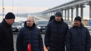 Putin Diam-diam Kunjungi Jembatan Crimea yang Rusak Gegara Ledakan