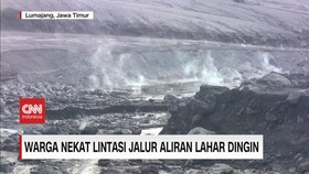 VIDEO: Warga Nekat Lintasi Jalur Aliran Lahar Dingin