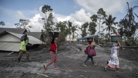 img-title Situasi Mulai Kondusif, Pengungsi Semeru Mulai Bersih-bersih Rumah