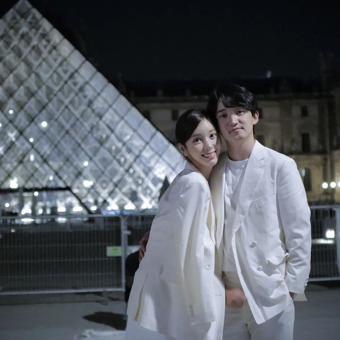 Yaongyi dan Jeon Seon Woo juga mengambil lokasi pemotretan pernikahan di Paris, Prancis. Keduanya terlihat serasi dengan balutan pakaian serba putih dan senyuman penuh kebahagiaan di depan menara Louvre./ Foto: instagram.com/jsw0430