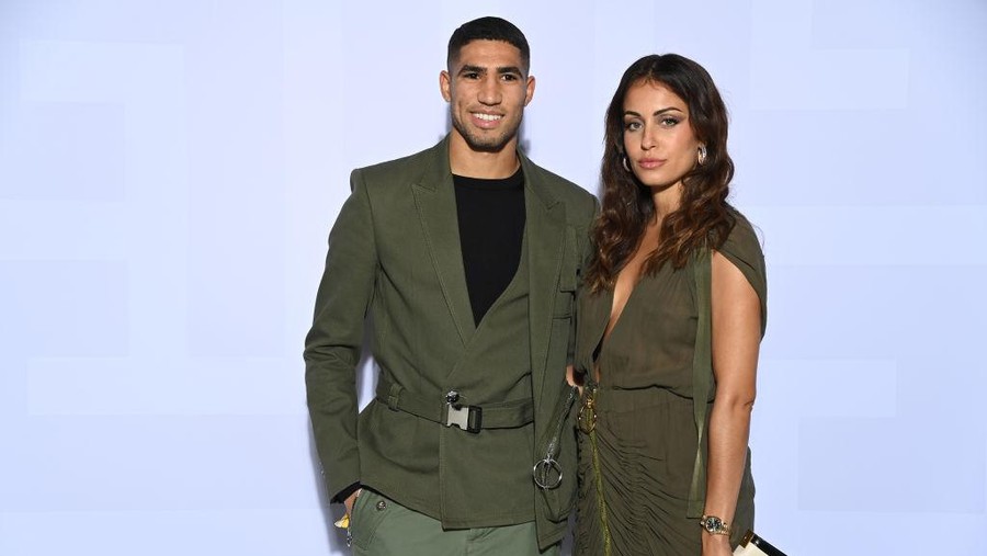 Achraf Hakimi dan Hiba Abouk BOULOGNE-BILLANCOURT, FRANCE - SEPTEMBER 29: Achraf Hakimi and Hiba Abouk attend the Balmain Festival as part of Paris Fashion Week Womenswear Spring/Summer 2022 at La Seine Musicale on September 29, 2021 in Boulogne-Billancourt, France. (Photo by Pascal Le Segretain/Getty Images For Balmain)