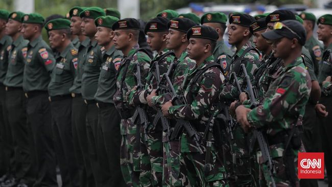 Sebanyak 10.800 personel TNI, Polri, Satpol PP, dan sejumlah instansi lain apel gabungan jelang pernikahan putra bungsu Presiden Joko Widodo.