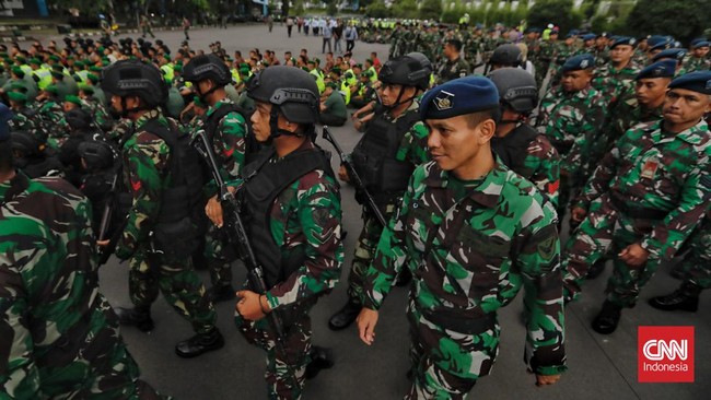 Aparat gabungan TNI Polri mengevakuasi 33 masyarakat Distrik Paro ke Pos Barak Baru Satgas Satuan Organik Korem 172/PWY Yonif R 514/SY, di Nduga, Papua.