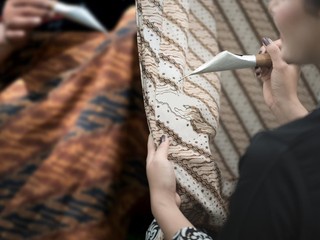 Hari Batik Nasional Tinggal Hitungan Hari, Rok Kain Mana yang Pas Buat Kamu?