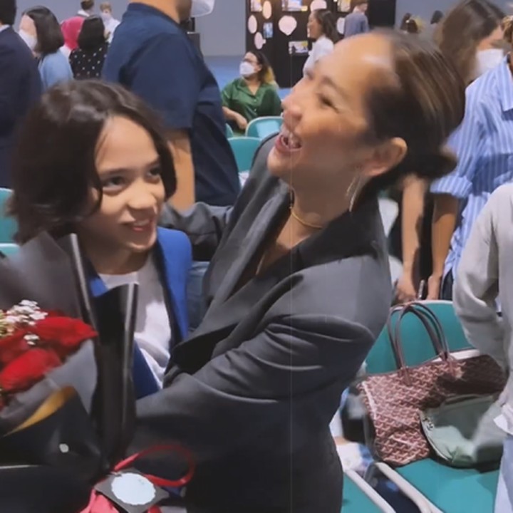 <p>Beberapa waktu yang lalu, Bunga Citra Lestari membagikan momen kelulusan putra semata wayangnya, Noah Sinclair. Dalam unggahan tersebut, ia menghadiri acara wisuda SD kelulusan Noah. (Foto: Instagram @bclsinclair)<br /><br /><br /></p>