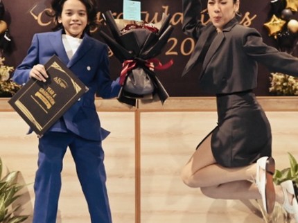 5 Potret Noah Wisuda Lulus SD, BCL Tahan Tangis Haru dan Bangga Lihat Anaknya