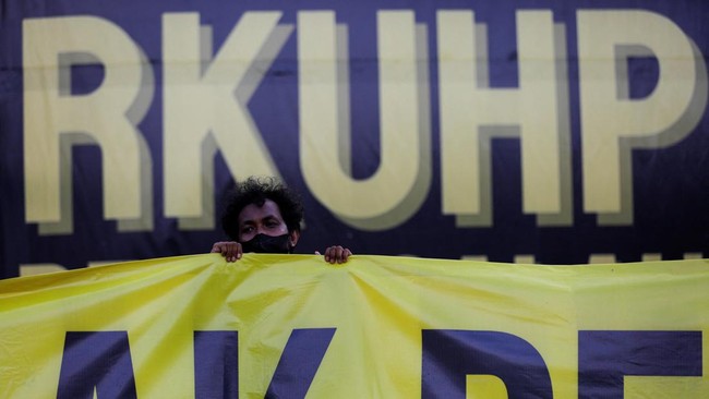 Aturan itu dituangkan dalam pasal 256. Penyelenggara aksi unjuk rasa bisa dipidana jika demonstrasi tersebut berujung keonaran.
