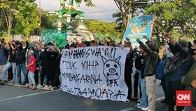Mahasiswa di Makassar Gelar Aksi Tolak KUHP, Sempat Adang Truk