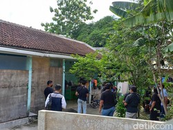 Tangis Histeris Istri Pelaku Bom Bunuh Diri di Astana Anyar Bandung