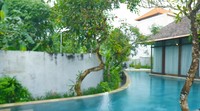 7 Potret Villa Rossa di Bali yang Dikelilingi Air, Sejuk tapi Mewah