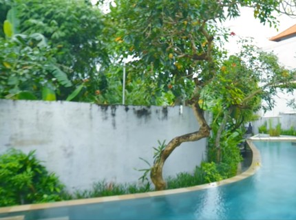7 Potret Villa Rossa di Bali yang Dikelilingi Air, Sejuk tapi Mewah