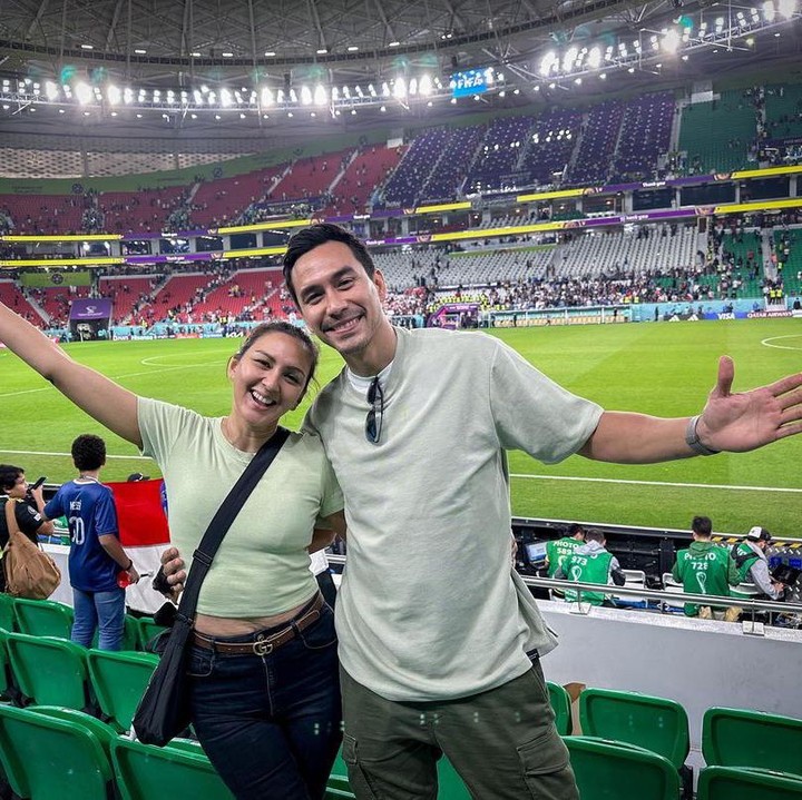 <p>Donna Agnesia dan Darius membagikan momen menyenangkan mereka saat menonton <em>Fifa World Cup</em> 2022 di Qatar, Bunda. Tidak ingin melewatkan momen ini, Donna dan Darius mengambil foto dengan latar belakang Al Thumama Stadium, Doha, Qatar. (Foto: Instagram@darius_sinathrya)</p>