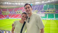 <p>Pasangan awet muda yang satu ini pun juga tidak lupa membagikan kemesraan mereka saat mengambil foto di stadium ini, Bunda. Romantis sekali, ya, Bunda. (Foto: Instagram@darius_sinathrya)</p>