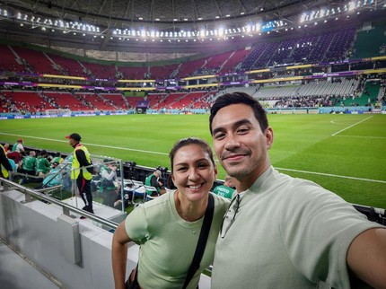 Pecinta Sepak Bola, Intip 7 Potret Donna Agnesia & Darius Nonton Piala Dunia Qatar 2022