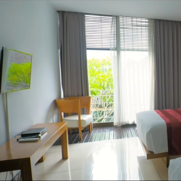 <p>Dua kamar lainnya merupakan kamar tamu yang ada terletak di lantai dua. Kedua kamar ini memiliki pilihan kasur yang berbeda, Bun, yaitu kamar dengan dua single bed dan satu queen bed. (Foto: YouTube/Rossa Official)</p>