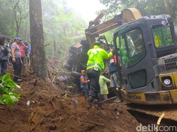 Evakuasi Bus Masuk Jurang Magetan Terkendala Medan Curam