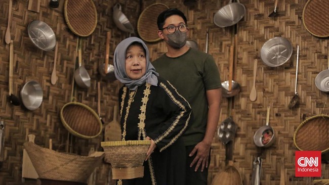 Ibu Erina Gudono Jalani Prosesi Cethik Geni Sebelum Siraman Ibu Erina Gudono, Sofiatun Gudono menjalani prosesi cethik geni dalam rangkaian pernikahan Erina dengan Kaesang Pangarep.