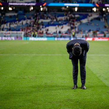 Jenis dan Makna 'Ojigi' Posisi Membungkuk Hajime Moriyasu Pelatih Jepang