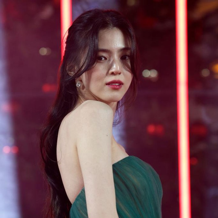 <p>Aktris cantik Han So Hee mencuri perhatian publik nih, Bunda. Ini karena bintang drama <em>My Name</em> tersebut tampil menawan saat menghadiri <em>British Fashion Awards 2022</em>. Acara penghargaan ini digelar di London pada Rabu, 6 Desember 2022. Diketahui, Han So Hee diundang sebagai model untuk brand Charlotte Tilbury, Bunda. (Foto: Getty Images)<br /><br /><br /><br /></p>