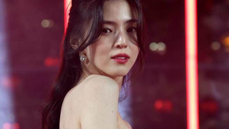 Danielle Marcan (2l) Heidi D'Amelio (4L), Olivia Culpo (6L), South Korean actor and model Han So-hee (C), Make-Up artist Charlotte Tilbury (7R), British actor Lilly James (6R), British fashion designer Harris Reed (5R), US singer and actor Sabrina Carpenter (4R), Dixie D'Amelio, (3R) and Sabrina Elba (2R) pose on the red carpet upon arrival at The 2022 Fashion Awards in London on December 5, 2022. - - RESTRICTED TO EDITORIAL USE -  NO MARKETING NO ADVERTISING CAMPAIGNS (Photo by Daniel LEAL / AFP) / RESTRICTED TO EDITORIAL USE -  NO MARKETING NO ADVERTISING CAMPAIGNS (Photo by DANIEL LEAL/AFP via Getty Images)