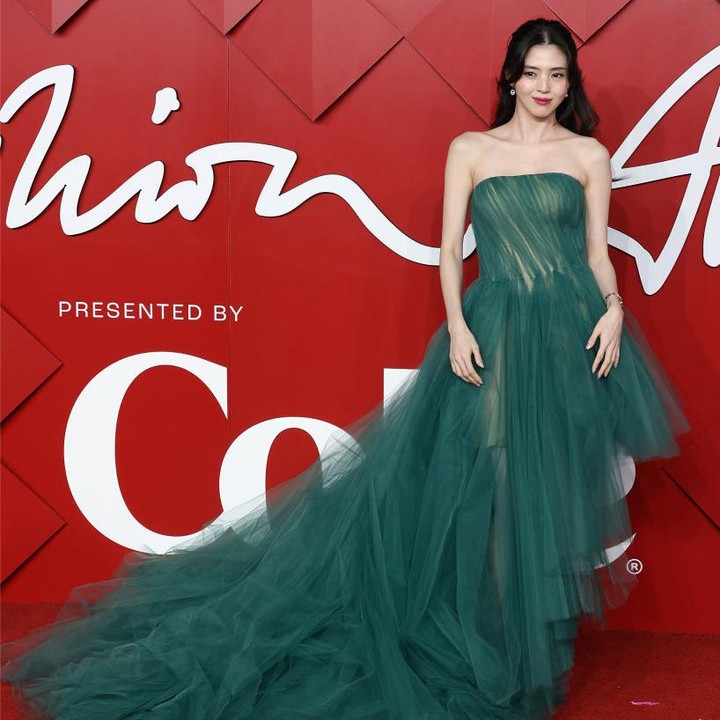 <p>Banyak netizen yang terpesona dengan Han So Hee nih, Bunda. Bahkan ada yang menyebutnya seperti bidadari, lho. "Kalau bukan bidadari yang turun dari surga, lalu (Han So He) apa?," ujar @yoon****. (Foto: Getty Images)</p>