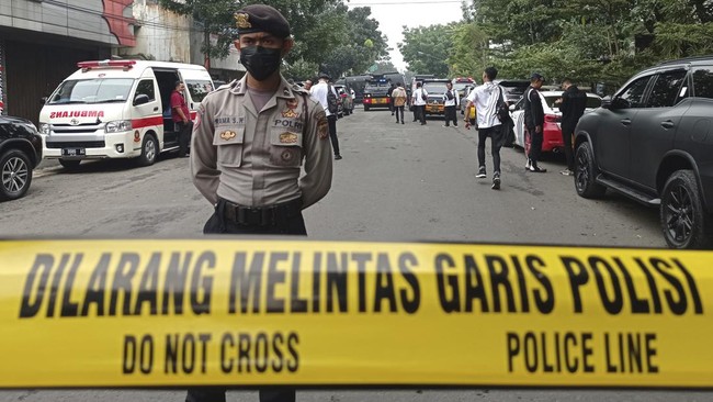 Netizen meminta tak ada lagi yang membagikan foto tanpa sensor pelaku bom Polsek Astana Anyar.