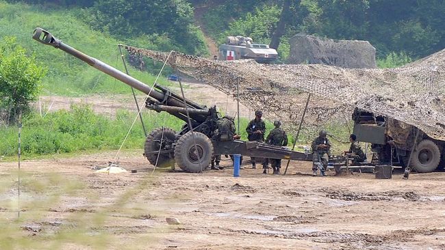Korut Balas Latihan Militer AS-Korsel, Luncurkan 82 Artileri 8 Jam Korut menembakkan 82 peluru artileri selama 8 jam 30 menit ke perairan dekat Korsel sebagai respons latihan militer antara negara itu dan AS, Selasa (6/12).