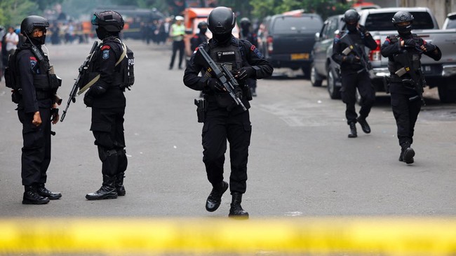 IPW Minta Polri Waspadai Aksi 'Lone Wolf' Jelang 10 Desember 2022 IPW mengimbau Polri mewaspadai aksi teror susulan dari pelaku lone wolf menjelang acara pernikahan putra Presiden Jokowi, Kaesang Pangarep dan Erina Gudono.