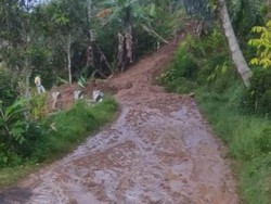 Longsor Tutupi Jalan, Akses Warga Desa Mekarwangi Ciamis Tertutup