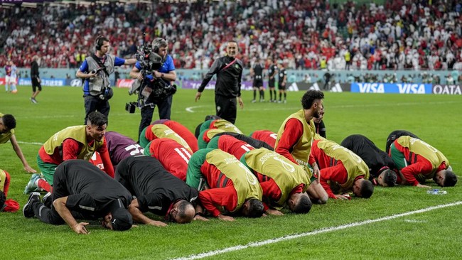Netizen Respons Sujud Syukur Maroko Usai Tekuk Spanyol: Masya Allah Aksi skuad Maroko yang melakukan sujud syukur usai mengalahkan Spanyol pada babak 16 besar Piala Dunia 2022 viral di media sosial.