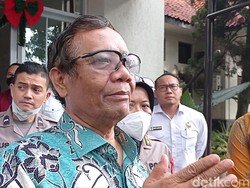 Tinjau TKP Bom Bunuh Diri Astana Anyar, Mahfud: Jaringan Teroris Masih Ada