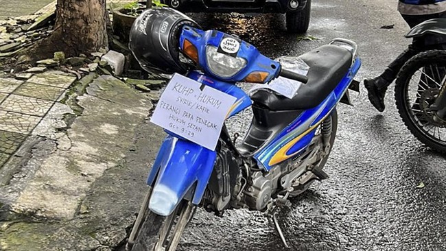 Warga Solo, Bobby, mengakui pernah memiliki motor yang dipakai pelaku bom bunuh diri di Polsek Astana Anyar. Namun ia menjualnya pada 2005 silam.