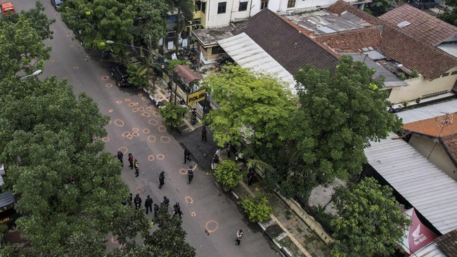 Kabid Humas Polda Jawa Barat, Kombes Pol Ibrahim Tompo memastikan bahwa Kapolsek Astana Anyar, Kompol Fajar Hari Kuncoro selamat dari bom bunuh diri.